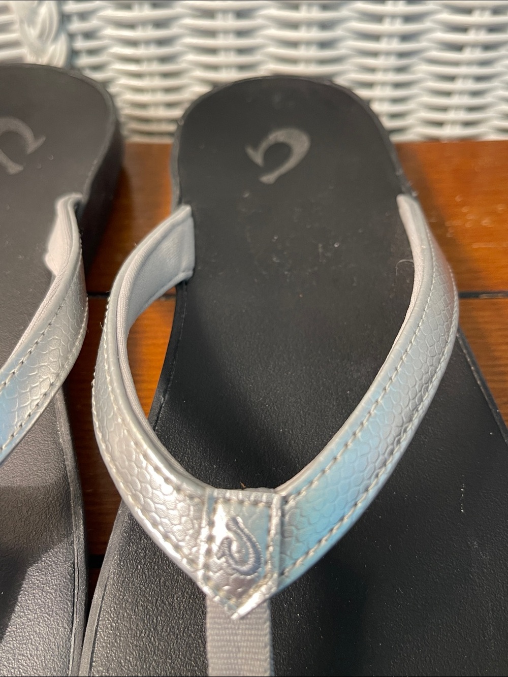OluKai Pauwe Silver Metallic Thong Sandals Like New Size 8 - Picture 6 of 12